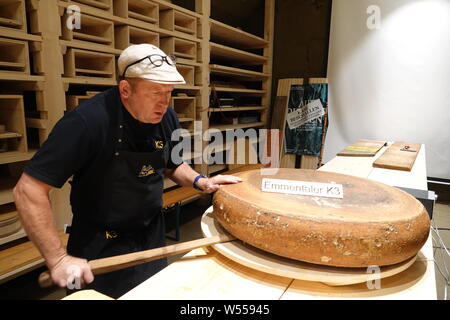 18 luglio 1997 la Svizzera, Burgdorf: il veterinario svizzero e hobby casaro Beat Wampfler nel suo formaggio in magazzino Emmental. Egli ha sonicate polpettine di formaggio con musica diversa e un collegio ha determinato in un primo tentativo di effettive differenze di formaggi. I tester hanno dato il formaggio con hip-hop music i migliori marchi. (A dpa 'Hip-hop musica rende il formaggio spicier: frippery o vera scienza?") Foto: Christiane Oelrich/dpa Foto Stock