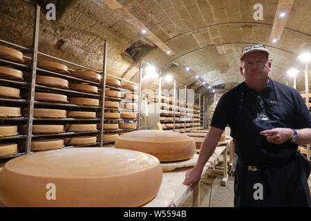 18 luglio 1997 la Svizzera, Burgdorf: il veterinario svizzero e hobby casaro Beat Wampfler nel suo formaggio in magazzino Emmental. Egli ha sonicate polpettine di formaggio con musica diversa e un collegio ha determinato in un primo tentativo di effettive differenze di formaggi. I tester hanno dato il formaggio con hip-hop music i migliori marchi. (A dpa 'Hip-hop musica rende il formaggio spicier: frippery o vera scienza?") Foto: Christiane Oelrich/dpa Foto Stock