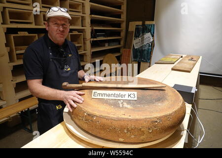 18 luglio 1997 la Svizzera, Burgdorf: il veterinario svizzero e hobby casaro Beat Wampfler nel suo formaggio in magazzino Emmental. Egli ha sonicate polpettine di formaggio con musica diversa e un collegio ha determinato in un primo tentativo di effettive differenze di formaggi. I tester hanno dato il formaggio con hip-hop music i migliori marchi. (A dpa 'Hip-hop musica rende il formaggio spicier: frippery o vera scienza?") Foto: Christiane Oelrich/dpa Foto Stock