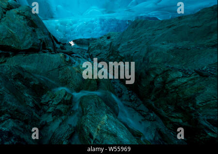 Al di sotto del ghiacciaio di Aletsch in una caverna di ghiaccio Foto Stock