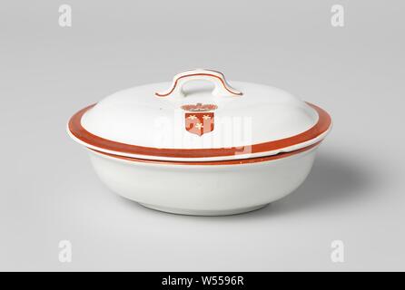 Portasapone, parte di un set di servizi igienici, portasapone con coperchio, parte di un gabinetto di terracotta set. Decorate con red giunchi e lo stemma del Duca di Arenberg con la corona in rosso e in giallo., Villeroy & Boch Keramische Werke K.G., Wallerfangen, 1874, terraglia, h 7.5 cm × 4,2 cm × W 14,5 cm × d 11,5 cm Foto Stock