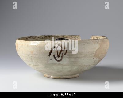 Ciotola con cartigli floreali, vaso in ceramica decorata con nero e marrone rossiccio e fanghi su engobbio di fango bianco. Con riflessi verdognoli trasparente smalto di piombo. Sul fondo un medaglione con vitigni floreali. Varie bande decorative sulla parete interna., anonimo, Samarcanda, c. 900 - c. 999, terraglia, smalto, vetrificazione, h 10.6 cm d 25,6 cm d 9,8 cm. Foto Stock