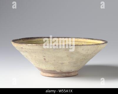 Ciotola con un cervo e una pseudo-iscrizione, vaso di terracotta decorata con manganese marrone e giallo, verde e rosso e fanghi su un engobbio di fango bianco sotto trasparente smalto di piombo. Sulla parete interna di un cervo e una pseudo-script., anonimo, Nishapur, c. 900 - c. 999, terraglia, smalto, vetrificazione, h 6.4 cm d 17,5 cm d 7 cm Foto Stock