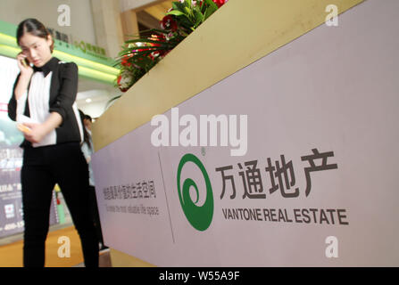 --FILE--Vista della gabbia di Vantone Real Estate durante una mostra a Pechino in Cina, 19 settembre 2013. Global Logistic Properties Inc. (GLP) h Foto Stock