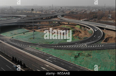 Una veduta aerea del chiodo house, che si erge nel mezzo di autostrade cerchiata in Beiwayao village, Taiyuan, città del nord della Cina nella provincia dello Shanxi, 23 Foto Stock