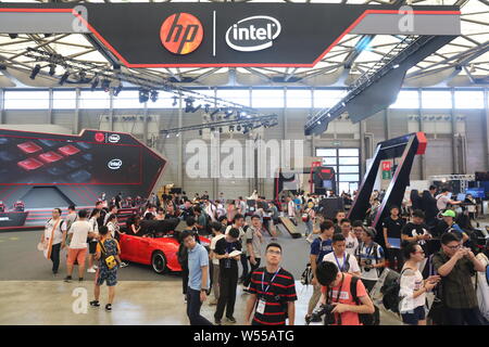 --FILE -- la gente visita lo stand di Intel e HP (Hewlett Packard) durante una mostra a Shanghai in Cina, 30 luglio 2017. Hewlett Packard ha announc Foto Stock