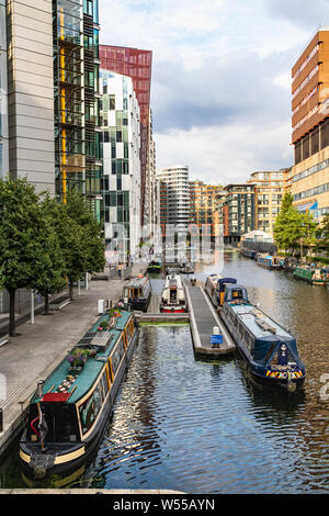 Vista prospettica di Paddington Basin - Moored chiatte e edifici contemporanei. Foto Stock