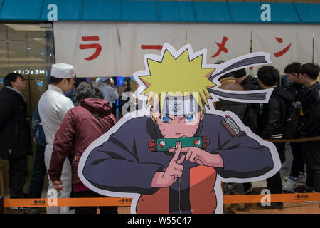 I clienti cinesi e manga fans in coda fino al mondo della prima licenza ramen ristorante di ispirazione per Naruto Uzumaki è il luogo preferito per ottenere Foto Stock