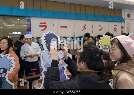 I clienti cinesi e manga fans in coda fino al mondo della prima licenza ramen ristorante di ispirazione per Naruto Uzumaki è il luogo preferito per ottenere Foto Stock