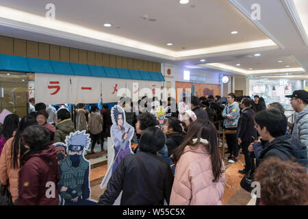 I clienti cinesi e manga fans in coda fino al mondo della prima licenza ramen ristorante di ispirazione per Naruto Uzumaki è il luogo preferito per ottenere Foto Stock