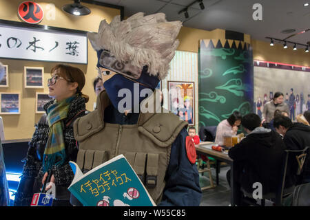 Vista interna del th il primo al mondo con licenza ristorante ramen nell'ispirazione per Naruto Uzumaki il luogo preferito per ottenere il suo pasto preferito, Ichiraku Foto Stock