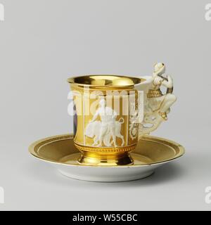 Tazza e piattino con il ritratto di Philips, il Conte delle Fiandre, tazza di porcellana con piattino, dipinta su smalto in oro e oro. La parete esterna della testa è diviso in quattro sezioni con in uno un medaglione con il Ritratto di Filippo, firmato "A. Ambronn '. Una rappresentazione classica su entrambi i lati di questo in rilievo: Ercole con il leone e in Europa con il toro. L'orecchio è in forma di un alato, classicamente vestito persona, inginocchiato a riccioli che terminano in foglie di vite sulla testa. La figura si appoggia con entrambe le braccia su uno stemma con la coppia di arma di alleanza con il motto "NICHTS Foto Stock