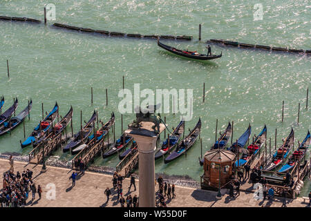 Gondole a Venezia porto a guardare dalla torre di San Marco Foto Stock