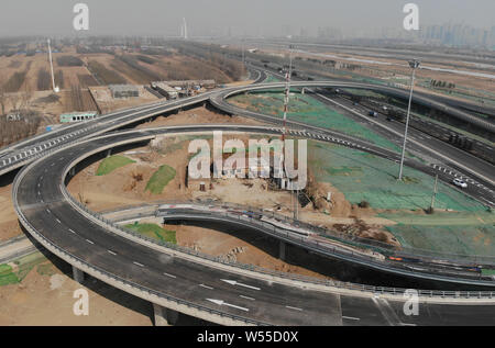 Una veduta aerea del chiodo house, che si erge nel mezzo di autostrade cerchiata in Beiwayao village, Taiyuan, città del nord della Cina nella provincia dello Shanxi, 23 Foto Stock