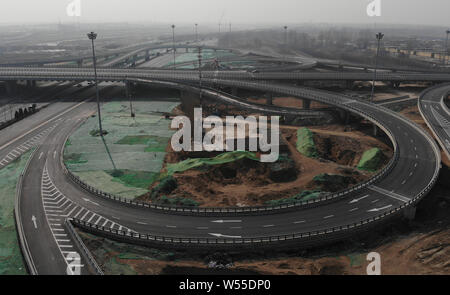 Una veduta aerea del chiodo house, che si erge nel mezzo di autostrade cerchiata in Beiwayao village, Taiyuan, città del nord della Cina nella provincia dello Shanxi, 23 Foto Stock