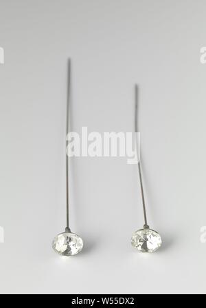 Hat pin realizzato in acciaio con un pulsante realizzato di un facet sfera tagliata, hat pin realizzato in acciaio con un pulsante realizzato di un facet sfera tagliata. Estremità della penna su una estremità in un punto sottolineato dall'altro in una sfera su cui, a forma di imbuto titolare per la pietra da taglio di vetro., anonimo, Paesi Bassi, c. 1890 - c. 1910, penna, knop, macinazione, l 17 cm × d 2 cm Foto Stock