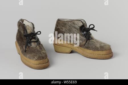 Scarpa con lacci da alta, modello, fatta di guarnizione pelliccia con brevetto nero in pelle e dotato di 'bacon sole', diritto scarpa allacciata, fatta di guarnizione pelliccia, rifinito con vernice nero in pelle e dotati di una gomma 'bacon di pianta e di tacco'. Modello: il pattino è costituito da due pezzi di cuoio che vicino al retro cucitura. Inserite la linguetta. Nei pannelli laterali in pizzo due fori attraverso cui un nero pizzi di cotone è filettato. Suola di spessore (2 cm) con bordo rialzato (2 cm) e cucito sul parafango. Tacco basso. L'albero ed il sottopiede foderato con pelle di montone, la linguetta con laccato, in pelle grigia. Sulla lingua di entrambe le calzature è scritto Foto Stock