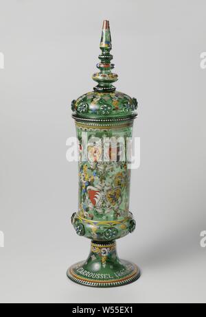 Giostra calice tazza con coperchio, verniciato con bracci di nobili famiglie provenienti dalla Germania e l'Austria-Ungheria Empire, tazza con coperchio di vetro verde, un cosiddetto Carousselbokaal. Variopinto dipinte con pittura a smalto con armi da nobili famiglie provenienti da Germania e l'Austria-Ungheria Impero. Tra gli stemmi le seguenti iscrizioni: ALBRECHT ERZHERZOGVON OESTREICH, FÜRSTIN AUERSPERG COLLOREDO, LUDWIG VICTOR ERZHERZOG VON OESTREICH, GRÄVINBUQUOY VON OETINGEN WALLERSTEIN, WILHELM ERZHERZOG VON OESTREICH, PRINZESSIN HOHENLOHE TRAUTMANSDORFF, LEOPOLD ERZHERZOG VON OESTREICH, BARONIN Foto Stock