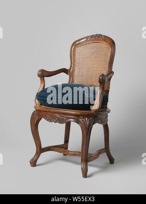 Poltrona coloniale, poltrona con H tra le gambe. Sedile imbottito in tessuto, torna con il rattan. Uno da un set di 6, anonimo, Indonesia, c. 1700 - c. 1800, velluto (fabric weave), rattan, h 95,5 cm × W 60,5 cm × d 60 cm h 43,5 cm × d 46 cm t 18 cm Foto Stock