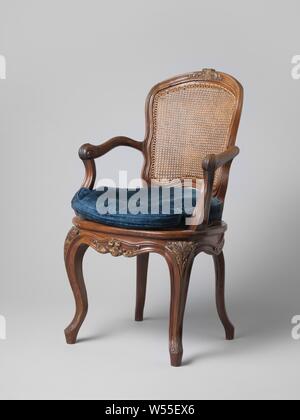 Poltrona coloniale, poltrona. Sedile imbottito in tessuto, torna con il rattan. Un set di 6, anonimo, Indonesia, c. 1700 - c. 1800, velluto (fabric weave), rattan, h 95,5 cm × W 60,5 cm × d 60 cm h 43,5 cm × d 46 cm t 18 cm Foto Stock