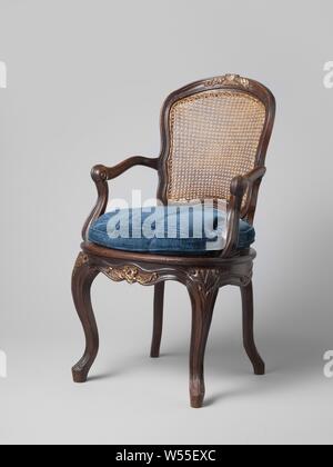 Poltrona coloniale, poltrona. Sedile imbottito in tessuto, torna con il rattan. Un set di 6., anonimo, Indonesia, c. 1700 - c. 1800, velluto (fabric weave), rattan, h 95,5 cm × W 60,5 cm × d 60 cm h 43,5 cm × d 46 cm t 18 cm Foto Stock