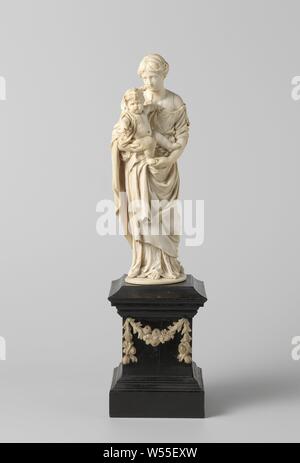 Madonna e Bambino Maria con Cristo, immagine di avorio di una Madonna (Maria con Bambino) su un laccato nero a base di legno, ornato nella parte anteriore con un osso garland, Madonna: Maria (permanente o semi-lunghezza), Cristo-bambino vicino al suo grembo, Rombout Verhulst, Amsterdam, c. 1655, avorio, legno (materiale vegetale), osso (materiale), vernice (rivestimento), laccature h 29.0 cm × h 46,0 cm × W 12,5 cm × d 12,5 cm Foto Stock