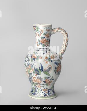 Pot, vaso di ceramica con un alto collo dritto e ritorto corpo su un piede alto. La maniglia della caraffa sia intrecciato. La caraffa è decorato con motivi floreali in stile cinese in blu, rosso, verde e viola. Sulla parte anteriore di un kilin e un uccello su entrambi i lati di boccola., De Roos (menzionato in oggetto), c. 1684 - c. 1727, terraglia, stagno smalto, vetrificazione, h 30 cm Foto Stock