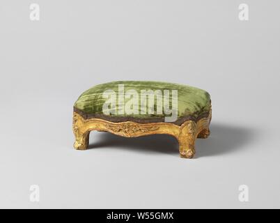 Sgabello a Stadholder's Chair, poggiapiedi, ricoperti di velluto verde e appartenenti a Stadholder la sedia in noce dorato e ricoperto di velluto verde rifinito con filo di argento. La sedia si appoggia su S-gambe sagomate che sono poste in corrispondenza di un angolo che si fondono nel telaio del sedile senza interruzione. Alla base sono adornati con foglie di acanto, al di sopra del rigonfiamento con fiore spray, come pure il festone regole di posti a sedere. I braccioli hanno cuscini, dare modo fuori e fine in volute. Il bracciolo puntoni sono poste all'indietro, emergono dal telaio del sedile e si fondono in i braccioli in una forma a S Foto Stock