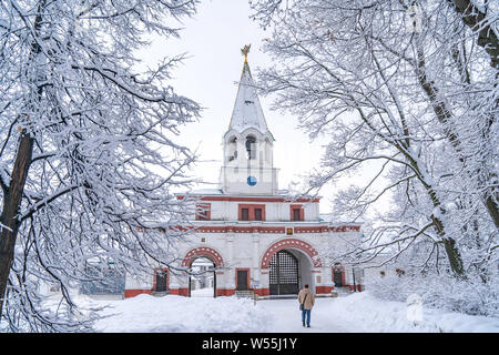 Neve scenario del Parco Kolomenskoe, un ex royal station wagon, a Mosca, in Russia, 13 febbraio 2019. Kolomenskoe park, un ex real estate posto Foto Stock