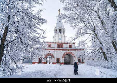 Neve scenario del Parco Kolomenskoe, un ex royal station wagon, a Mosca, in Russia, 13 febbraio 2019. Kolomenskoe park, un ex real estate posto Foto Stock