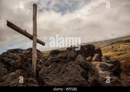 Croce di legno sulle falesie sopra Oceano Pacifico, Maui, Hawaii, STATI UNITI D'AMERICA Foto Stock