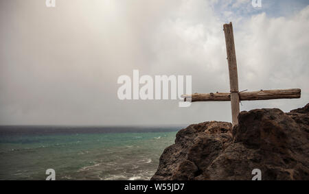 Croce di legno sulle falesie sopra Oceano Pacifico, Maui, Hawaii, STATI UNITI D'AMERICA Foto Stock