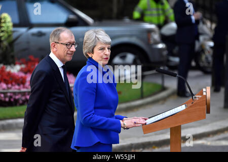 Theresa Maggio con suo marito Filippo a Downing Street offrendo il suo ultimo discorso come Primo Ministro prima di lasciare a portata di mano nelle sue dimissioni per la qu Foto Stock