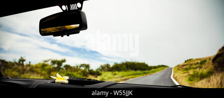 Vista attraverso il parabrezza Jeep, Maui, Hawaii, STATI UNITI D'AMERICA Foto Stock