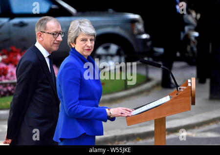 Theresa Maggio con suo marito Filippo a Downing Street offrendo il suo ultimo discorso come Primo Ministro prima di lasciare a portata di mano nelle sue dimissioni per la qu Foto Stock