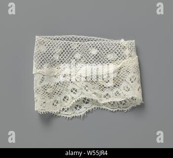 Lo stelo del bracciale in pizzo con ivy foglia, stelo naturale Lace cuff: Valenciennes pizzo. Motivo ripetitivo di foglie d'edera su una bella piazza di Valenciennes, di massa con una fila di leggermente sfalsati tasche al di sopra di esso. La parte superiore è rifinita con un bordo dritto. Sul lato inferiore debole capesante, che sono costituiti da denti concatenati. Intorno il bracciale all'altezza della fila di foglie, un pezzo viene piegato a metà e cucito in modo che il pattern viene parzialmente perso., anonimo, Paesi Bassi (eventualmente), c. 1910 - c. 1920, biancheria (materiale), Valenciennes pizzo, h 6 cm × W 17 cm Foto Stock