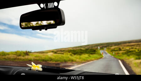 Vista attraverso il parabrezza Jeep, Maui, Hawaii, STATI UNITI D'AMERICA Foto Stock