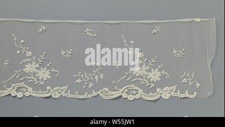 Applicazione di striscia laterale con rami a margherita, striscia di colore naturale lato applicazione, lo stelo lace appliqué sulla macchina il passacavo. Su una fonduta decorata con ramoscelli, lungo il lato dentellato, alternativamente di una filiale di grandi dimensioni con margherite e un piccolo ramo con fiori di campana. Le capesante allungati presentano rotture di c-volute e rocailles riempito di lavoro raster., anonimo, Bruxelles, c. 1890 - c. 1899, biancheria (materiale), l 778 cm × W 18 cm × 26 cm Foto Stock