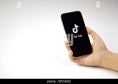 --FILE--un netizen utilizza l'applicazione mobile di Tik Tok, una iterazione oltremare di brevi video app Douyin, di Pechino Bytedance Technology Co Ltd, in Ji'nan c Foto Stock