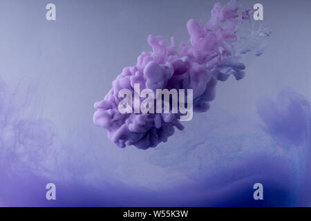 Inchiostro colorato agitando in acqua. Il cloud di setosa inchiostro su sfondo bianco. sott'acqua. Foto Stock