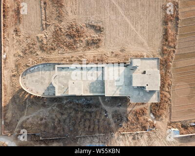 Una vista di una città fantasma con complesso incompiuto compresa una barca a forma di costruzione in Yangxin county, Binzhou city, est della Cina di provincia di Shandong, 17 FE Foto Stock