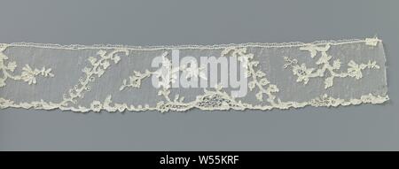 Striscia di merletto ad ago con ramoscelli oblique, rami obliqui, con boccioli e bacche di dimensioni decrescenti, vincolata una coppia in coppie per un campo in cui a sua volta una crescente verso l'alto e appeso un doppio ramo di fiori. Quasi un bordo piatto mostra frammenti di foglie e fiori e ha una media di solitudine con molto open grid lavorare su grandi distanze. Alençon lato., anonimo, Francia, c. 1780 - c. 1790, biancheria (materiale), Alençon pizzi, l 120 cm × W 8 cm × 36 cm Foto Stock
