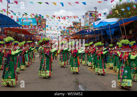 Tinkus Dancers in colorati costumi di eseguire l'annuale Oruro Carnevale. L'evento è designato dall'UNESCO come patrimonio culturale immateriale Foto Stock