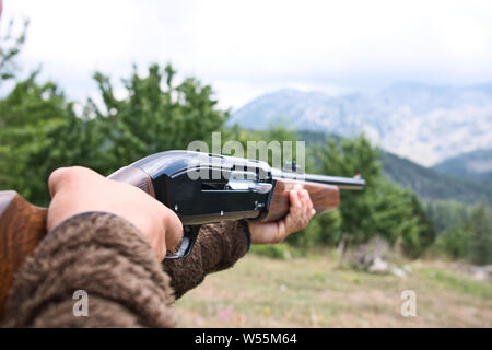 Hunter prendendo mirano al bersaglio, il cacciatore prende la mira al gioco ed è pronta a scattare Foto Stock