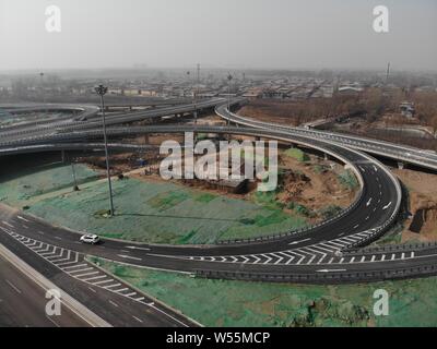 Una veduta aerea del chiodo house, che si erge nel mezzo di autostrade cerchiata in Beiwayao village, Taiyuan, città del nord della Cina nella provincia dello Shanxi, 23 Foto Stock