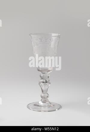 Cup con i bracci di Guglielmo IV, Cup con chiara, vetro incolore con i bracci coronata di Stadholder Prince William IV e la corona inglese e iscrizione HONI SOIT QUI MAL Y PENSE, anonimo, nel o dopo il 1733 - c. 1750, vetro, glassblowing, h 18.2 cm × d 8,6 cm Foto Stock