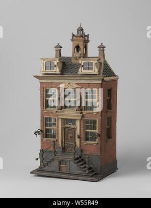 Modello, Modello di una casa a due piani con pavimentazione di alta. Due finestre con piccole finestre su entrambi i lati della porta anteriore. Due delfini su entrambi i lati della finestra sopra la porta. Sul tetto due finestre dormer con finestre aperte. Due camini con un tetto e in mezzo una torre con un orologio. Cerniera anteriore. Luce verde all'interno dipinto senza ulteriore ornamento. Le cerniere e le finestre a lato sono state successivamente montata, come testimoniato dalle viti e chiodi., 1700 - 1800, il legno (materiale vegetale), vetro, h 87 cm × W 43,5 cm × d 35,5 cm Foto Stock