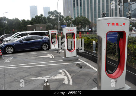 --FILE--la ricarica delle pile di Tesla sono visti in corrispondenza di una stazione di carica nel distretto di Pudong, Shanghai, Cina, 2 dicembre 2018. Per Tesla Inc. investitori, l Foto Stock