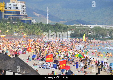 I turisti affollano un beach resort durante il nuovo anno lunare cinese vacanza, anche noto come Festival di Primavera, nella città di Sanya, Cina del sud della provincia di Hainan, Foto Stock