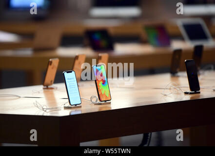 --FILE--i clienti provare iPhone X10 smartphone a un Apple store in Shenyang City, a nord-est della Cina di provincia di Liaoning, 11 ottobre 2018. R Cinese Foto Stock